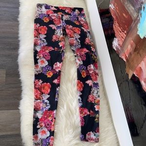 Onzie Leggings in black with floral print size S/M